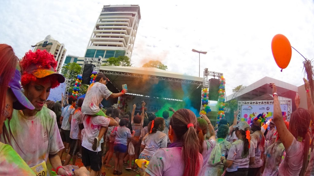 No final da prova, todos recebem um saquinho com 100 gramas de pó para as explosões na arena!